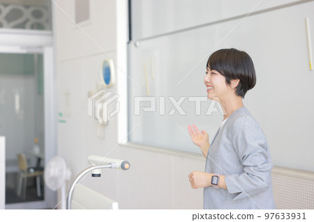 Lecture room_Lecturer speaking with gestures_2 Lecture room_Lecturer speaking with gestures_2 97633931