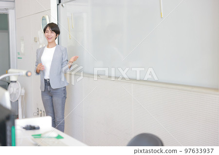 Lecture room_Lecturer speaking near the whiteboard_1 Lecture room_Lecturer speaking near the whiteboard_1 97633937