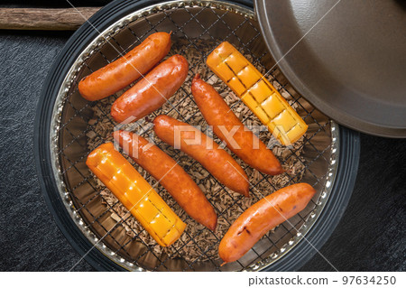 露營地自製煙熏食物 97634250