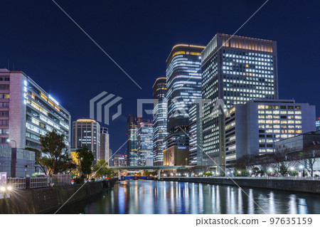 從淀屋橋看中之島的夜景 從淀屋橋看中之島的夜景 97635159