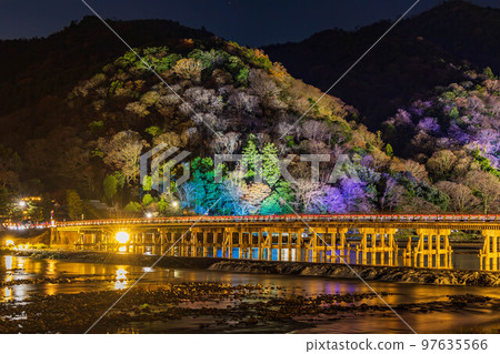 冬天的京都嵐山花燈郎渡月峽 冬天的京都嵐山花燈郎渡月峽 97635566