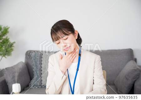 工作時喉嚨痛的女人 97635635