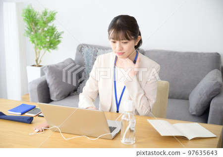 工作時喉嚨痛的女人 工作時喉嚨痛的女人 97635643
