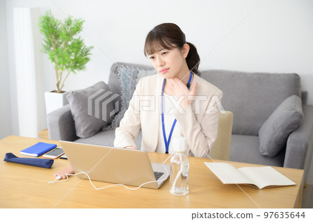 工作時喉嚨痛的女人 工作時喉嚨痛的女人 97635644