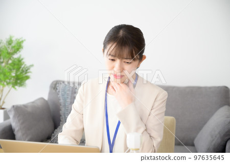 工作時喉嚨痛的女人 工作時喉嚨痛的女人 97635645