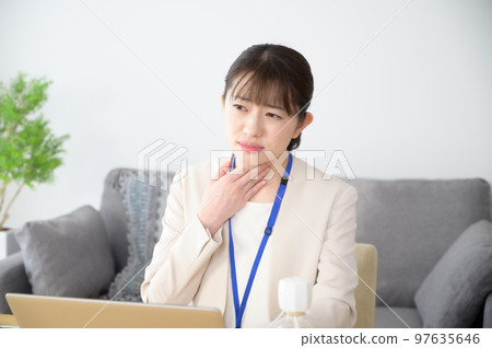 工作時喉嚨痛的女人 工作時喉嚨痛的女人 97635646
