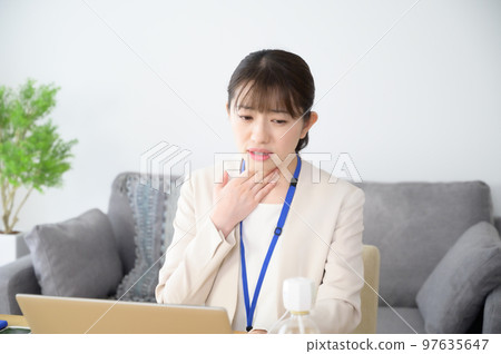 工作時喉嚨痛的女人 工作時喉嚨痛的女人 97635647