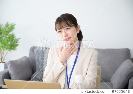工作時喉嚨痛的女人 工作時喉嚨痛的女人 97635648