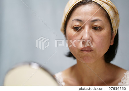 滿臉皺紋照鏡子的中年婦女 97636560