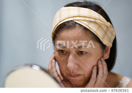 滿臉皺紋照鏡子的中年婦女 97636561