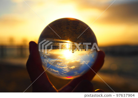 倒映在水晶球中的富崎海灘夕陽 倒映在水晶球中的富崎海灘夕陽 97637904