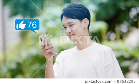 在外面操作智能手機的年輕人 97638293