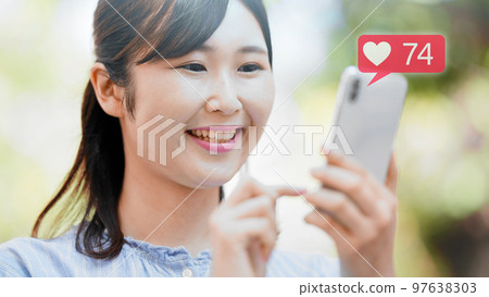 戶外運行智能手機的年輕女子 97638303