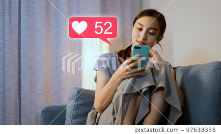 夜間操作智能手機的年輕女性 97638338