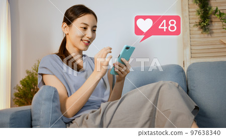 夜間操作智能手機的年輕女性 97638340