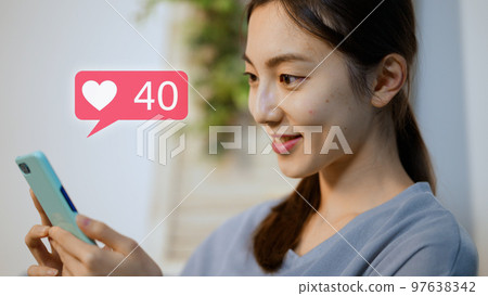 夜間操作智能手機的年輕女性 97638342