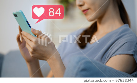 夜間操作智能手機的年輕女性 97638344