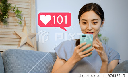 夜間操作智能手機的年輕女性 97638345
