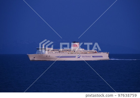 新日本海渡輪“Akashia”,粉筆船體在藍色瞬間浮現 新日本海渡輪“Akashia”,粉筆船體在藍色瞬間浮現 97638759