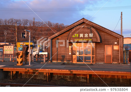 金色的車站在夕陽下閃耀著金光 金色的車站在夕陽下閃耀著金光 97638804
