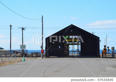 以藍色大海為背景的黃金站 97638806