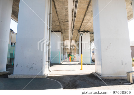 南神大寺兒童遊樂園和中央高速公路,野川河旁邊,冬天晴朗的藍天,東京都調布市 南神大寺兒童遊樂園和中央高速公路,野川河旁邊,冬天晴朗的藍天,東京都調布市 97638809