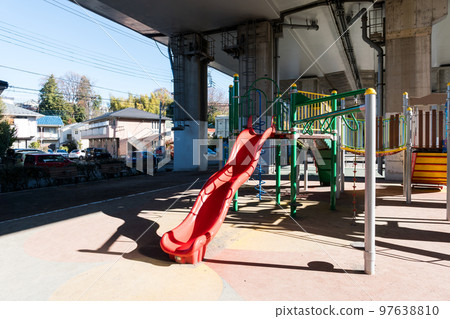 南金大寺兒童公園和中央高速公路在冬季天氣下在野川河藍天旁邊滑行，東京調布市 97638810