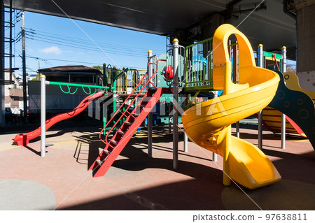 野川旁邊的南神大寺兒童遊樂園和中央自動車道競技場晴朗的冬天藍天東京都調布市 97638811