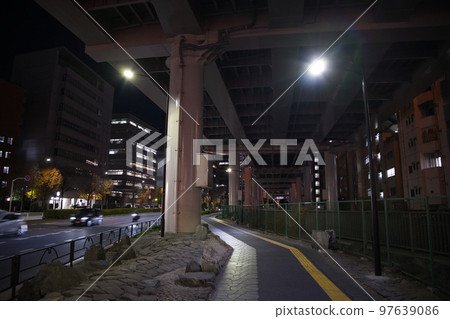 在屋簷下 在屋簷下 97639086