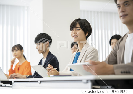 接受研討會的年輕男女 97639201