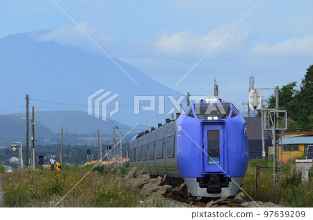 以羊蹄山剪影為背景的金色車站，以翻版的木波281-901為首的特急“北斗號”。 97639209
