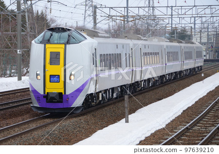 5節車廂的特快“大空號”即使在基本編隊中增加一節車廂也很孤獨。 97639210