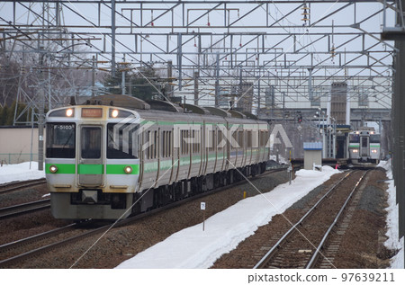 快車“機場”赶超普通列車趕往新千歲機場 97639211