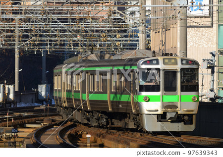 從札幌站 10 號站台出發的學園都市線普通列車(下) 從札幌站 10 號站台出發的學園都市線普通列車(下) 97639343