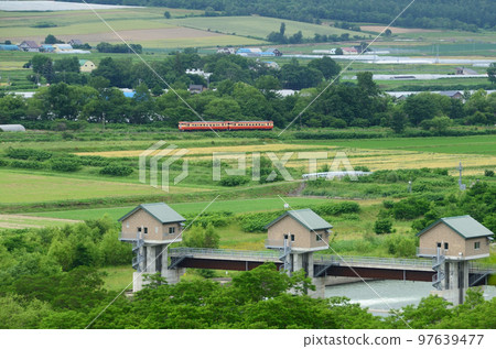 Two-tone 2-car Kiha 40 special train seen over the Sorachi riverhead (following) Two-tone 2-car Kiha 40 special train seen over the Sorachi riverhead (following) 97639477