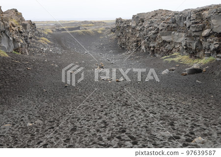 [Iceland] Bridge Between Continents 97639587