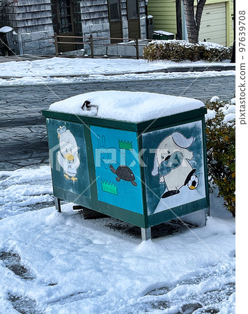 cute trash can 97639708