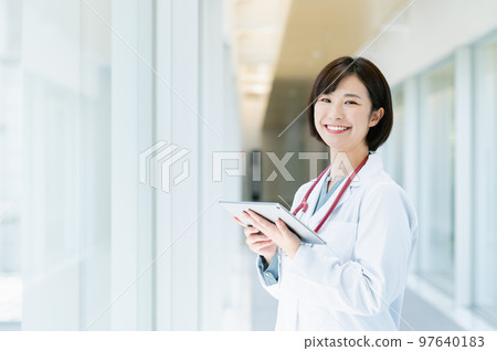 Female doctor using a tablet device 97640183