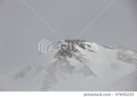 用雪蓋的冬天風景/落磯山脈 用雪蓋的冬天風景/落磯山脈 97640229