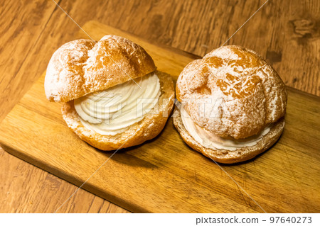 Maritozzo Italian cream sandwich sweets (Maritozzo) 97640273