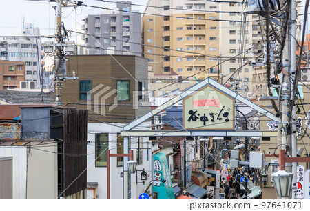 繁華的谷中銀座風景 97641071