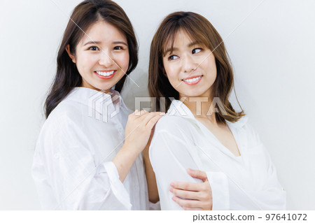 一個穿著白襯衫的女人的美麗形象 97641072