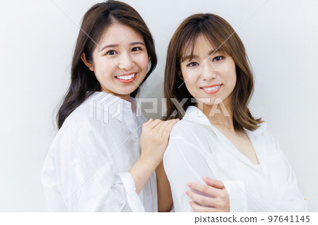 一個穿著白襯衫的女人的美麗形象 一個穿著白襯衫的女人的美麗形象 97641145