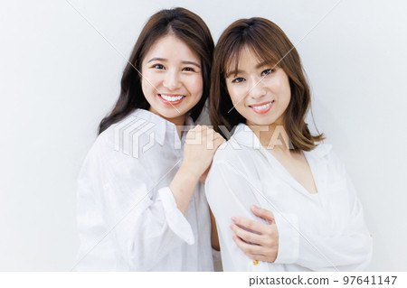一個穿著白襯衫的女人的美麗形象 一個穿著白襯衫的女人的美麗形象 97641147
