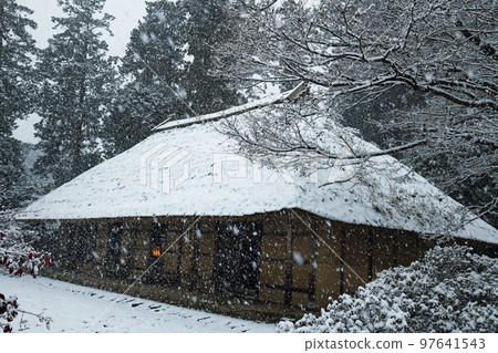 Old folk house that falls Old folk house that falls 97641543