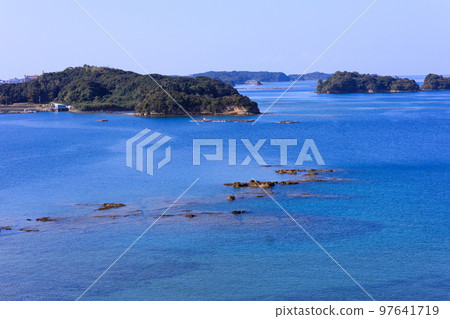 Scenery of the transparent sea of Nanki Shirahama 97641719