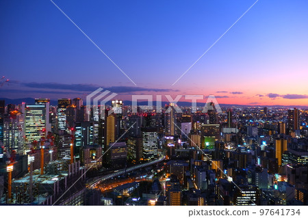 從大阪梅田藍天大廈空中花園看夜景 從大阪梅田藍天大廈空中花園看夜景 97641734