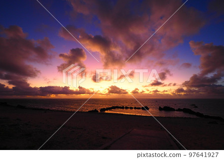 石垣島的日出點白穗海岸的日出和日出 97641927