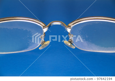 鍍膜脫落的眼鏡片 97642194