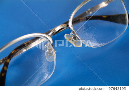 鍍膜脫落的眼鏡片 97642195